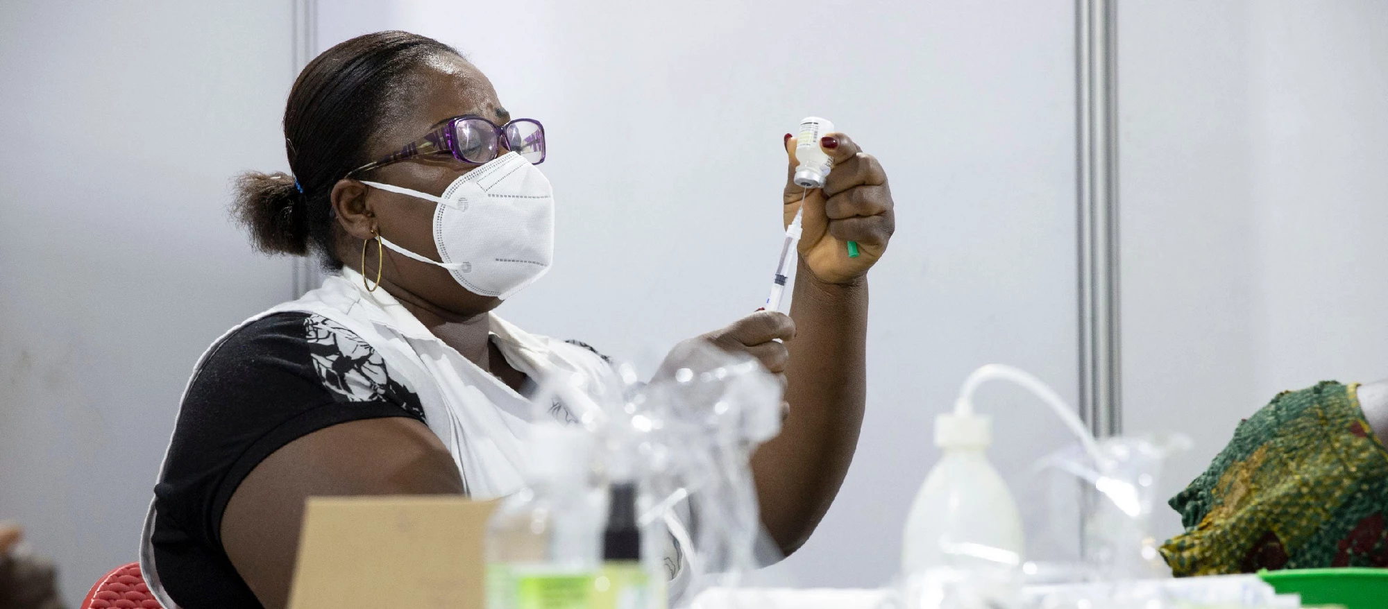 Une infirmière préparant une dose de vaccin anti-COVID