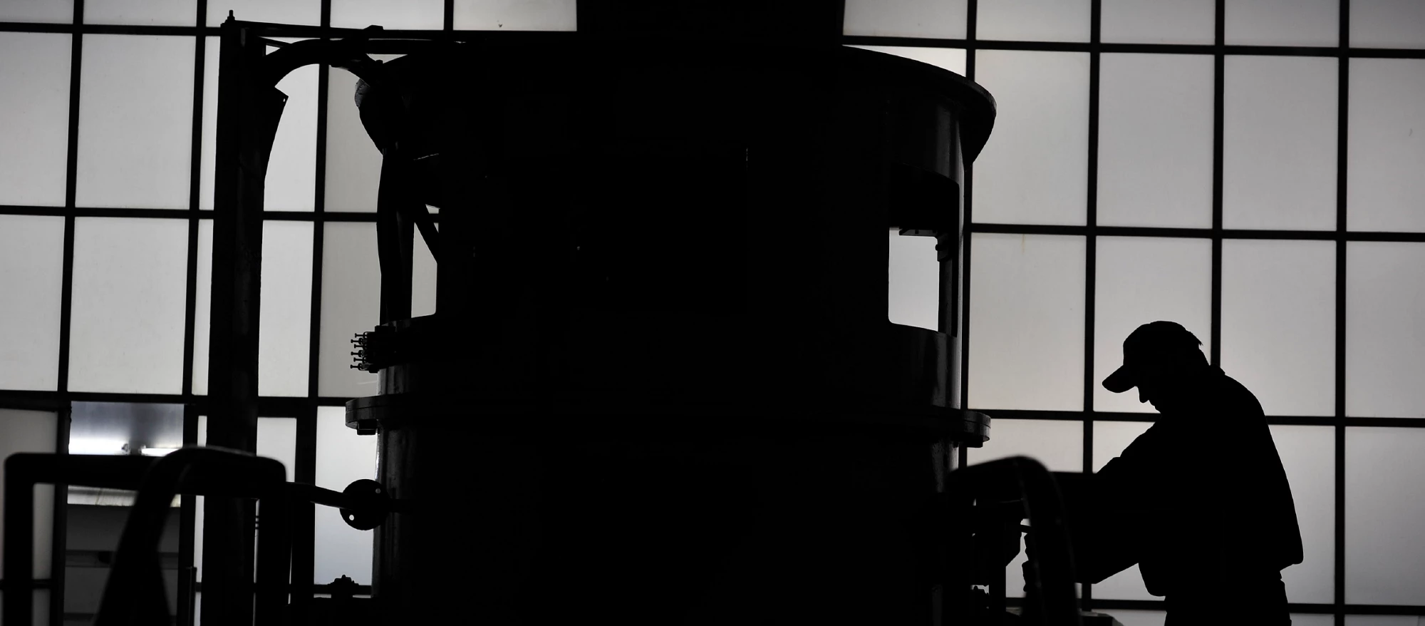 A man works on a turbine at Macedonia's power plant. Photo: Tomislav Georgiev / World Bank