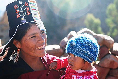Una familia beneficiaria de la comunidad de San José del Paredón (en Chuquisaca, Bolivia) celebra la instalación el nuevo sistema de riego.
