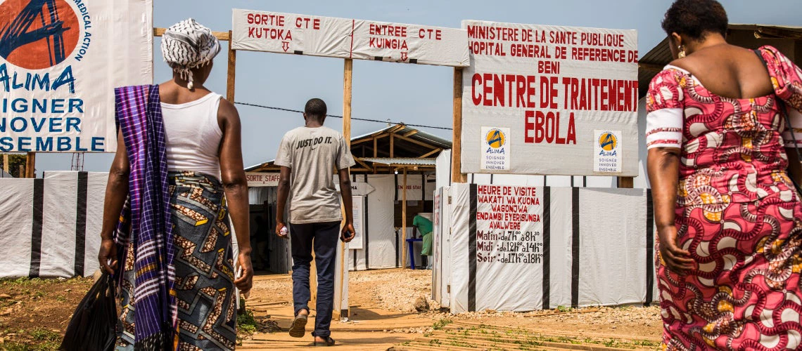 Beni, North Kivu region, Democratic Republic of Congo. Families go the Ebola Treatment Center to visit a family member who is held in quarantine in the centre. Photo: World Bank / Vincent Tremeau