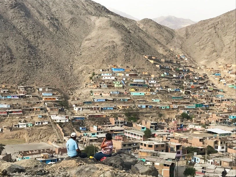 Los cerros han supuesto un foco de desarrollo urbano vertiginoso en los últimos años. En la imagen, pareja observa el paisaje desde lo alto de un cerro. Fotografía: Sofía Guerrero / Banco Mundial