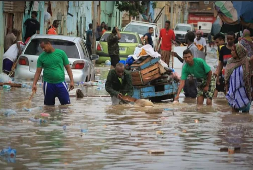 Habitants et véhicules sinistrés dans la banlieue de Balaballa (Djibouti) à la suite des inondations causées par le cyclone Sagar. (Photo : Karima Ben Bih/Banque mondiale)