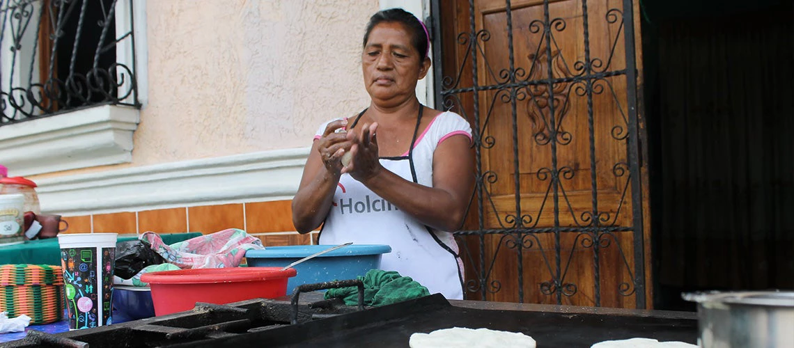Mujer salvadoreña emprendedora preparando pupusas