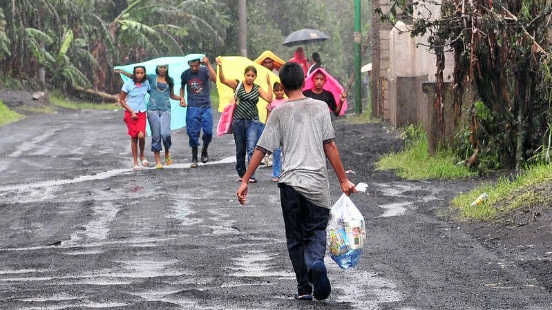 Lluvia en San Vicente Pacaya, Guatemala. Maria Fleischmann / Banco Mundial