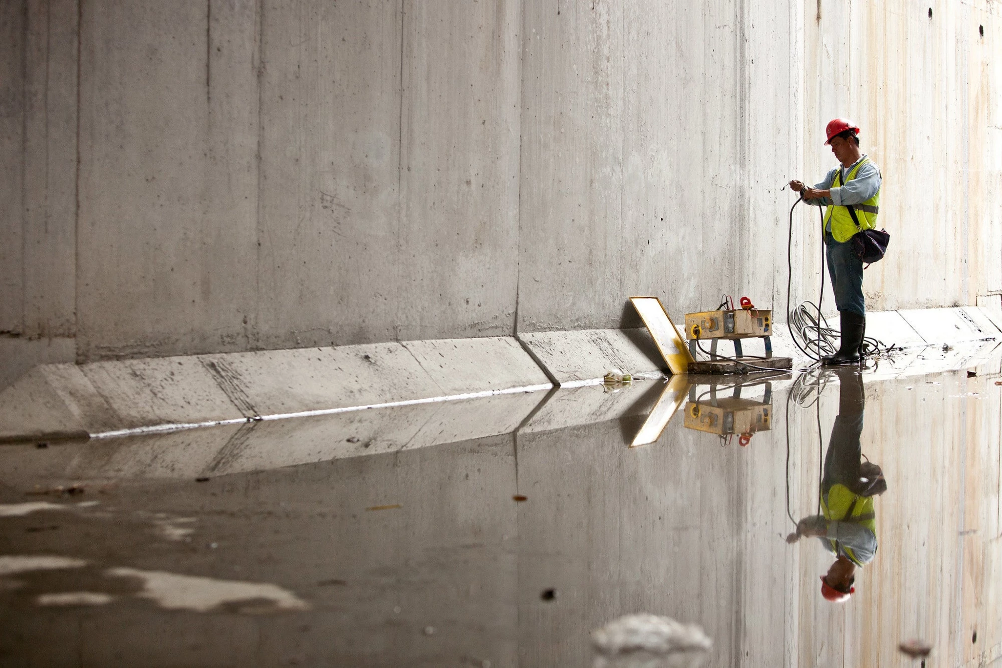 Construction worker for the Panama Canal expansion project, Panama. Photo: Gerardo Pesantez / World Bank
