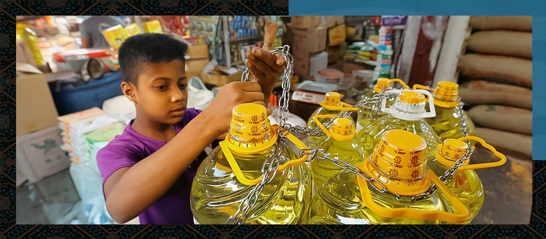 As the price of edible oil in Bangladesh has increased as a result of the war in Ukraine, sellers are tying oil gallons with iron chains in shops to prevent theft.