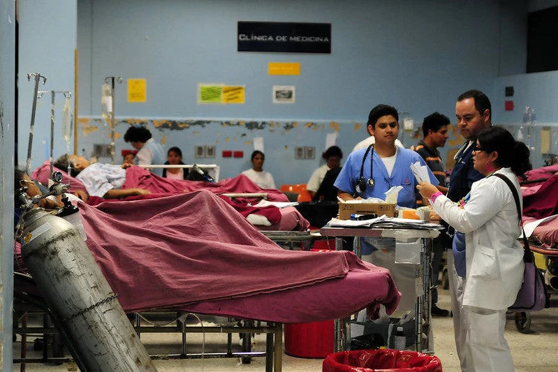 Un paciente es atendido por personal médico en el Hospital San Juan de Dios en Guatemala