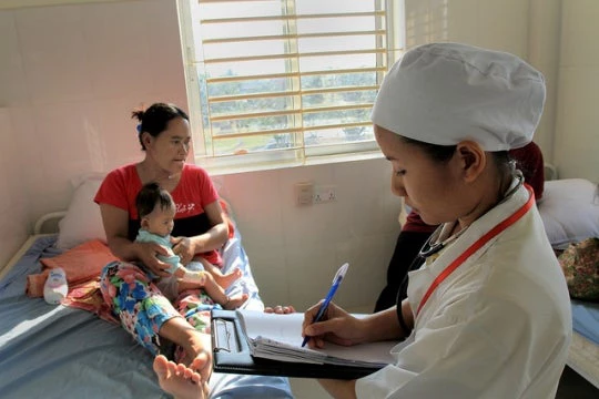 Des patients avec une infirmière dans un hôpital au Cambodge. © Chhor Sokunthea/Banque mondiale