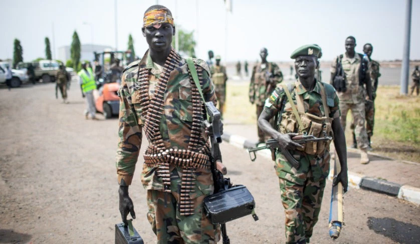A South Sudanese soldier carries a machine gun