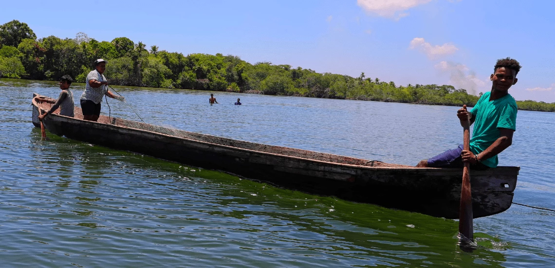 Indígenas de la etnia Miskita ubican redes de pesca en la comunidad de Yahurabila, Honduras. 