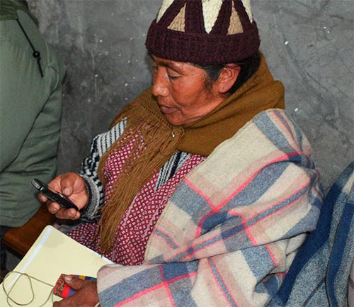 Ciudadanos de La Paz practican con sus teléfonos móviles el envío de comentarios a su gobierno municipal a través de la herramienta Barrio Digital.