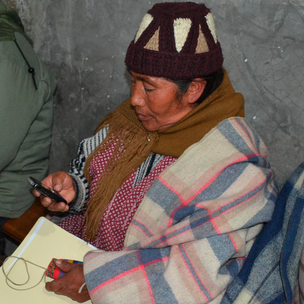 Residents in La Paz use mobile phones to practice submitting feedback to their municipal government via the Barrio Digital tool. 