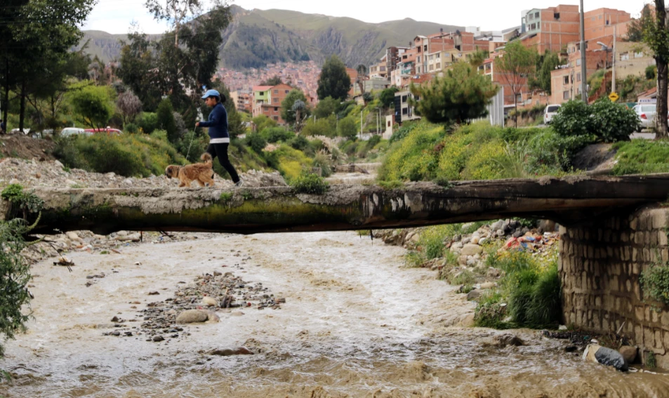 En Bolivia, las aguas residuales no tratadas se descargan en los ríos Choqueyapu y La Paz, lo que aumenta aún más la contaminación del agua y pone en riesgo la salud humana/Banco Mundial.