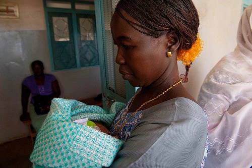 Una madre lleva a su bebe a un centro de salud, Sudán del sur