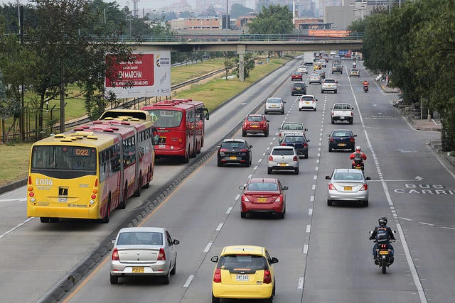 Des autobus du système TransMilenio près de la station Simon Bolivar à Bogotá, Colombie. © Dominic Chavez/Banque mondiale