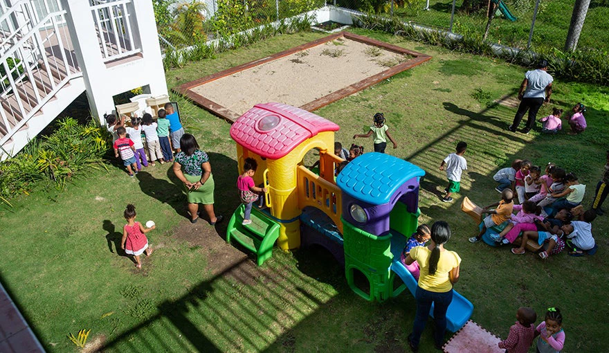 Niños juegan en una escuela. 