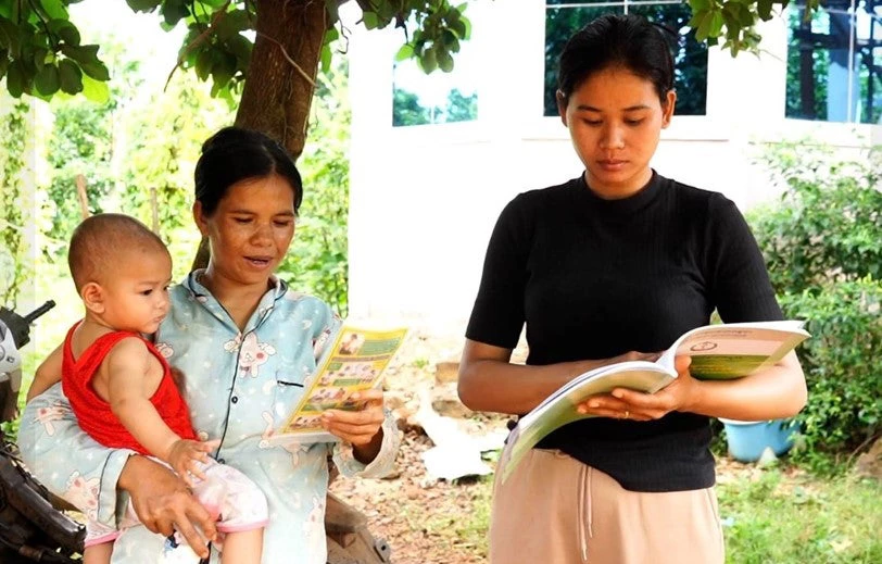 A village health worker, or VHSG as they are known locally, shares nutrition information with a community member in Cambodia. Over 3000 VHSGs have been recruited through the Advance UHC supported Cambodia Nutrition Project and more than 75% of them are women. Saroeun Bou/World Bank