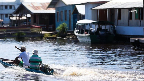 Community living on the banks of the Amazon. Photo by Marcelo Camargo/Agência Brasil 