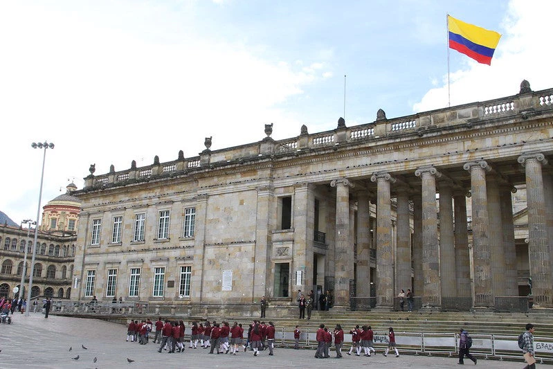 Escolares caminan por la plaza Bolivar en Bogotá. 