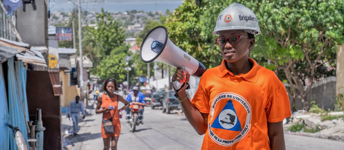 Esthelle Chapron est l'une des 3 000 volontaires formés qui évacuent les gens et sauvent des vies lorsque des catastrophes naturelles frappent Haïti. Photo prise à Solino, Port-au-Prince. © Vincent Theodore/Banque mondiale 