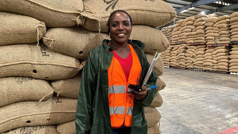 Philomène Laure Offounou, inspectrice phytosanitaire, prélève des échantillons de cacao en vue de contrôle. Crédit : Banque mondiale/Marisa Zawacki
