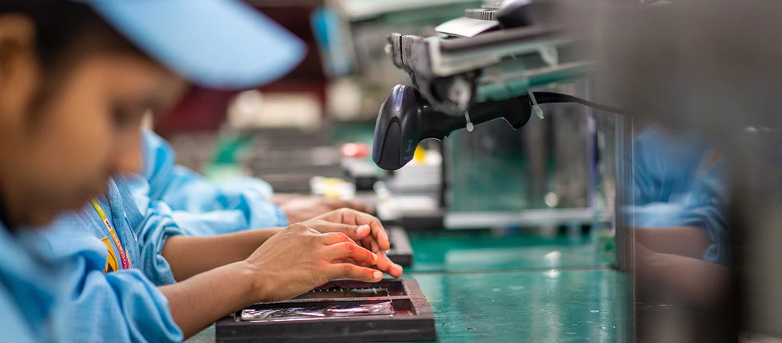 Assembles smartphones at factory. | © shutterstock.com