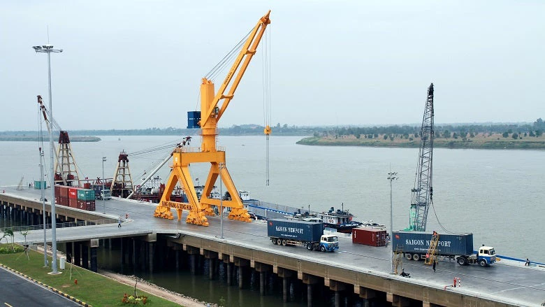 Photo :  Un port commercial au Cambodge - Chhor Sokunthea/ Banque mondiale