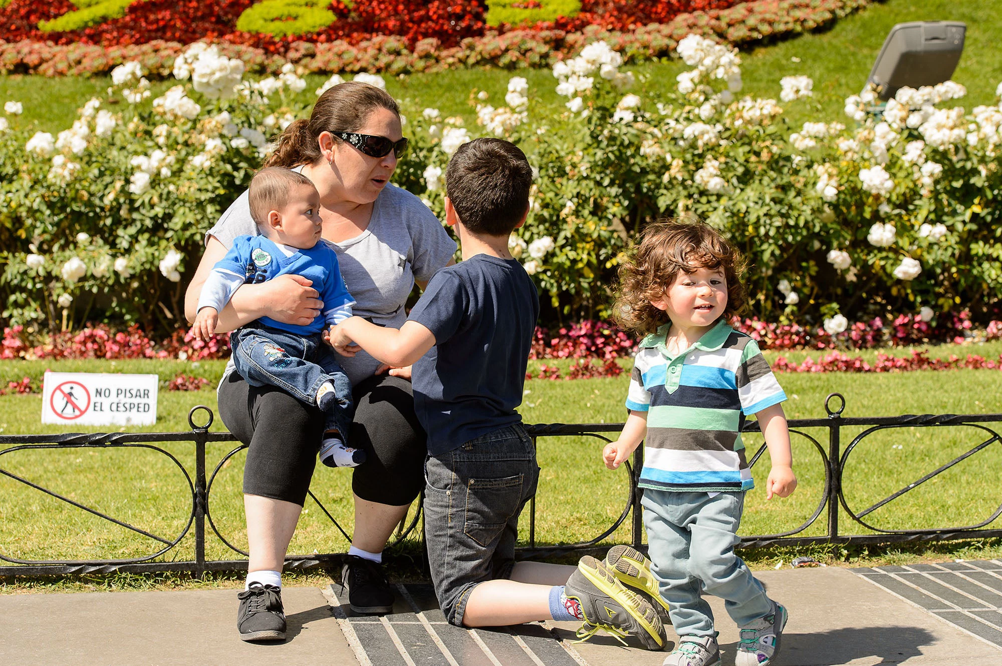 Mujer chilena con sus hijos en Viña del Mar. Foto:  Anton Ivanov/ Shutterstock