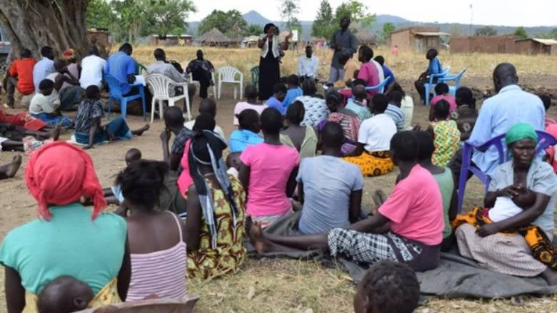 Mme Hellen Natu, ancienne directrice régionale du NBD, s’adresse aux membres d’une communauté. Crédit : Discours du bassin du Nil