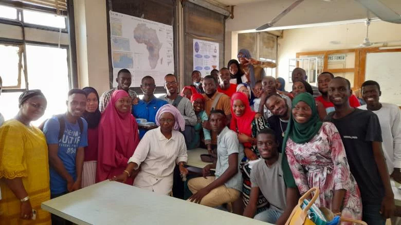 Madame Faye avec sa classe, à UCAD, Dakar, Sénégal.