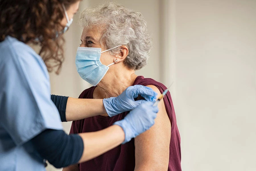 Médico general vacunando a pacientes ancianos contra la COVID-19 (Coronavirus). Shutterstock / Banco Mundial.