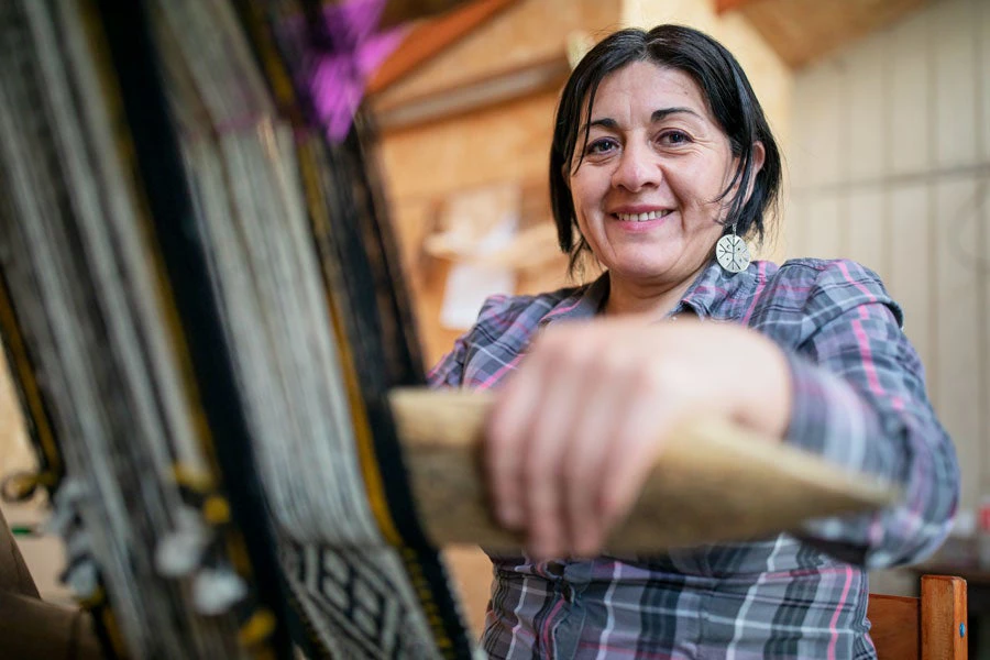 Marisol Rain, tejedora de telar Mapuche. 