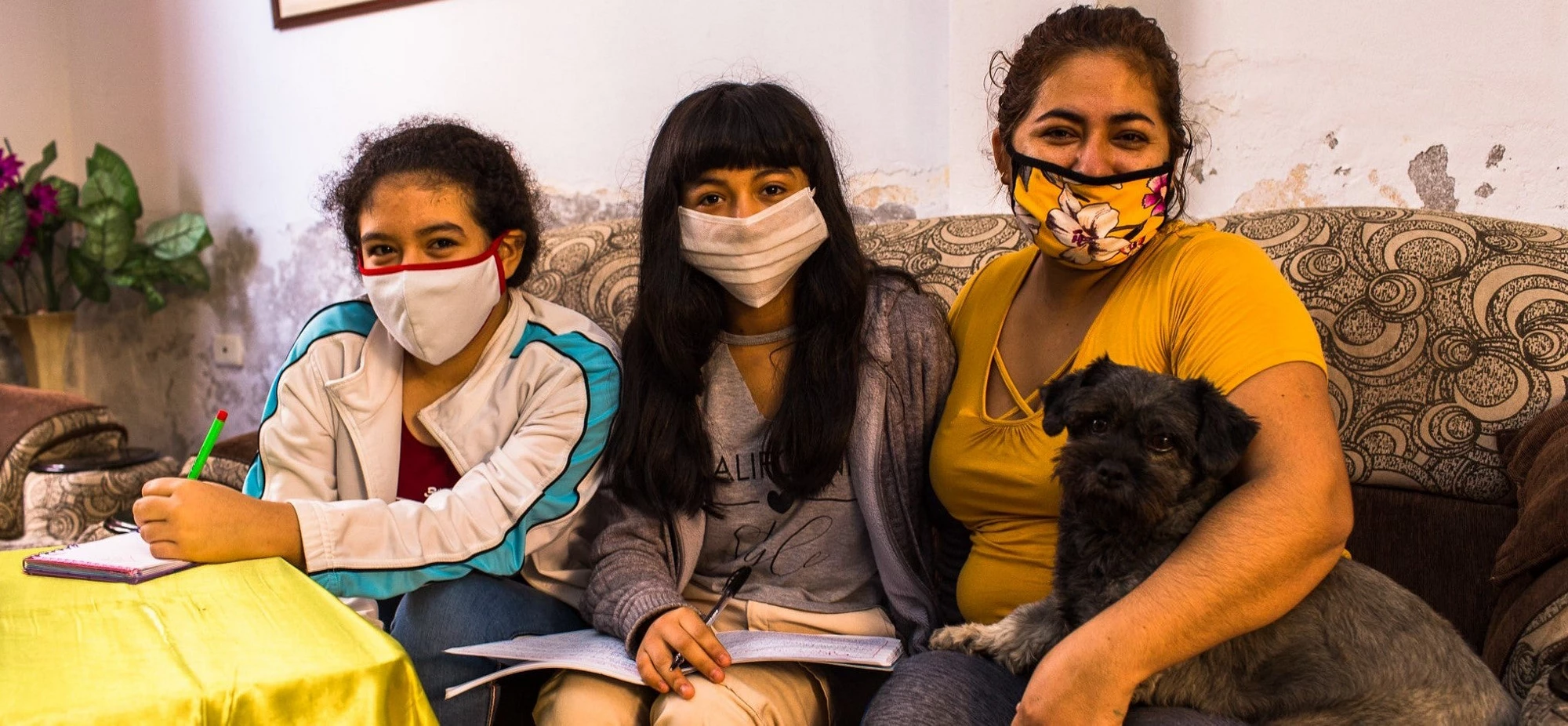 La casa de esta familia en Colombia se inunda todos los años, creando condiciones de vida peligrosas. © Scott Wallace/Banco Mundial.