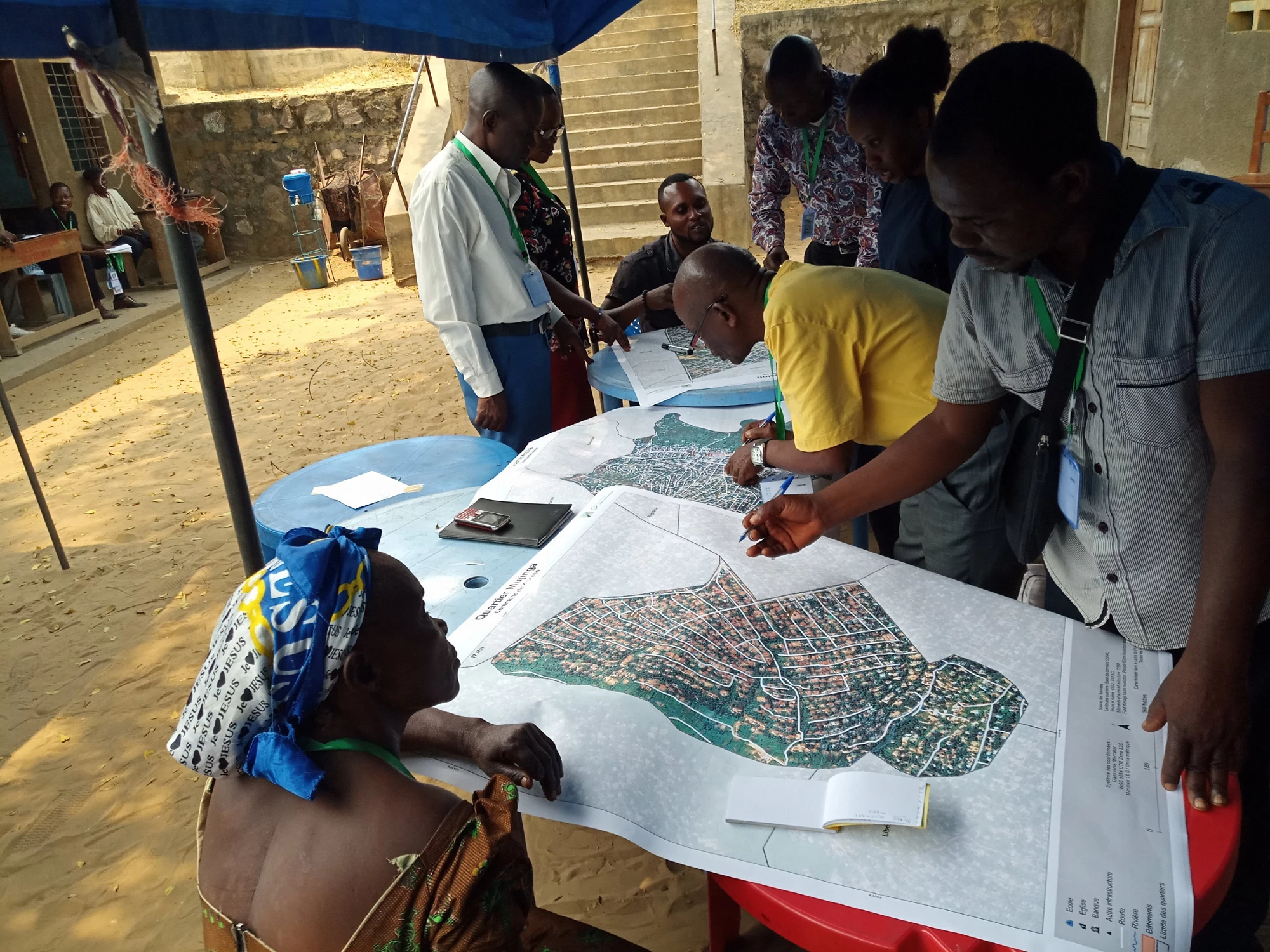 Members of the mapping community in Kinshasa plan the collection of field data for the Kisenso neighborhood. (courtesy of OpenDRI)