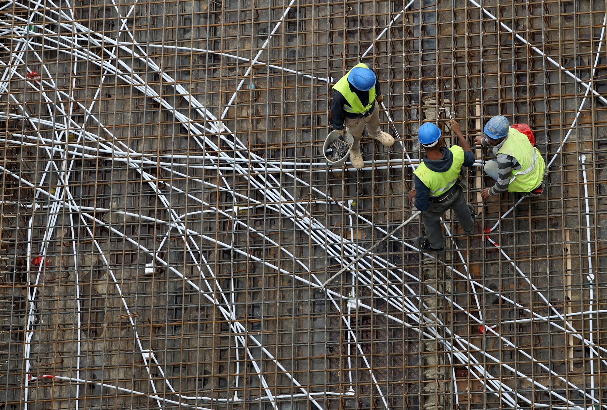 Workers build a new, energy-efficient library at the campus of the Lebanese American University in Byblos, Lebanon, in April 2018. Photo © Marwan Namaani/International Finance Corporation