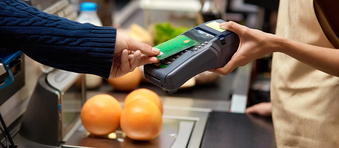 Paying at a supermarket using contactless card payment | © shutterstock.com