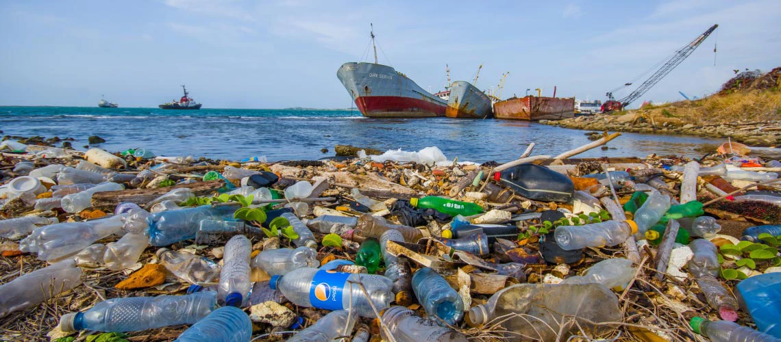 Lucha frontal contra una marea de plásticos marinos a medida que la  COVID-19 (coronavirus) agrava el problema