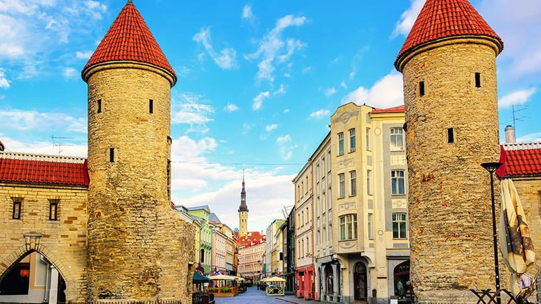Las torres gemelas de Viru Gate en el antiguo pueblo de Tallinn, Estonia. El país adoptó su campaña en Twitter, cambiando el mensaje «Visita Estonia» por «Visita Estonia, más adelante» #stayhome (quédate en casa). Foto: © Boris Stroujko/Shutterstock.