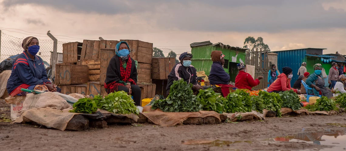 Distanciation sociale sur un marché au Kenya. © Sambrian Mbaabu/Banque mondiale