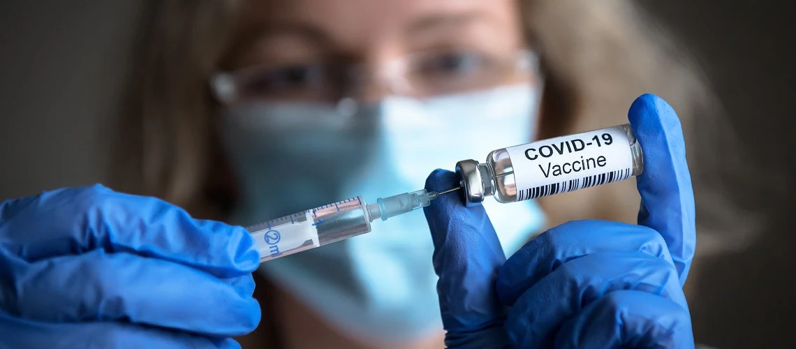 研究人员手中的COVID-19疫苗