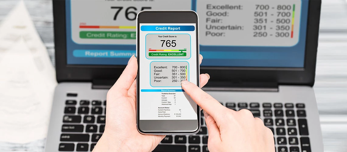 Accessing own credit score through mobile and laptop| © shutterstock.com