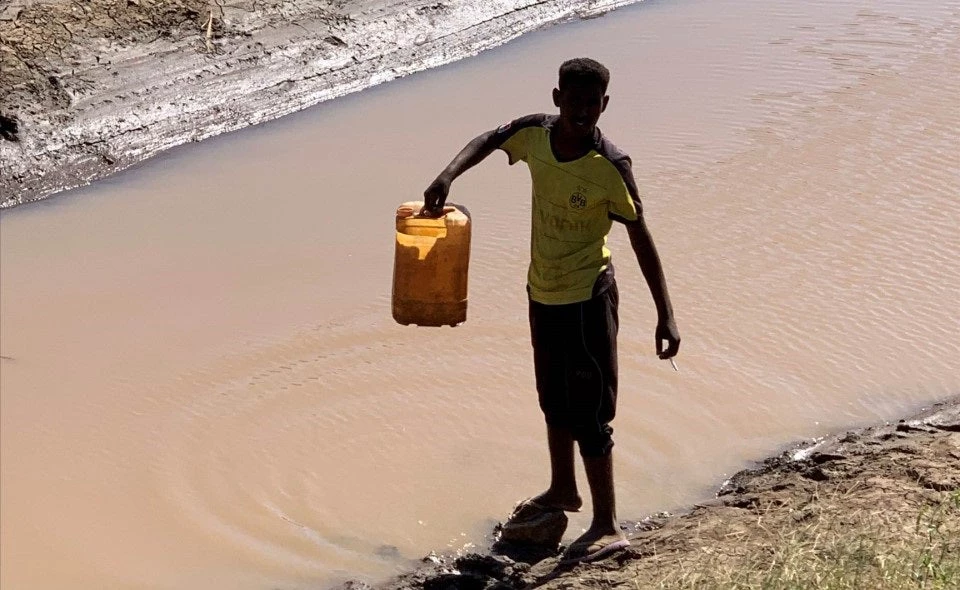 Man fetching water from canal. (Sudan,2020). Photo by Noosha Tayebi.