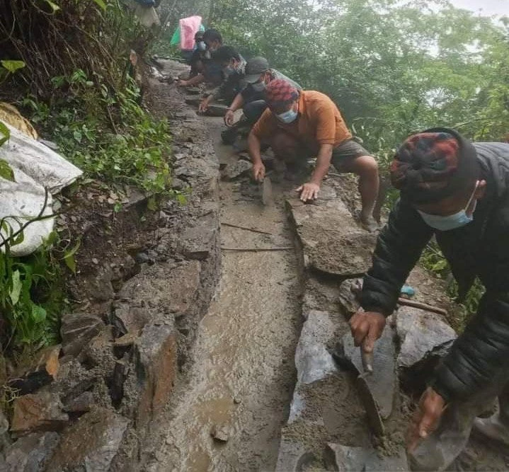 Farmers in Simbu Village construct canal to irrigate their farm. 