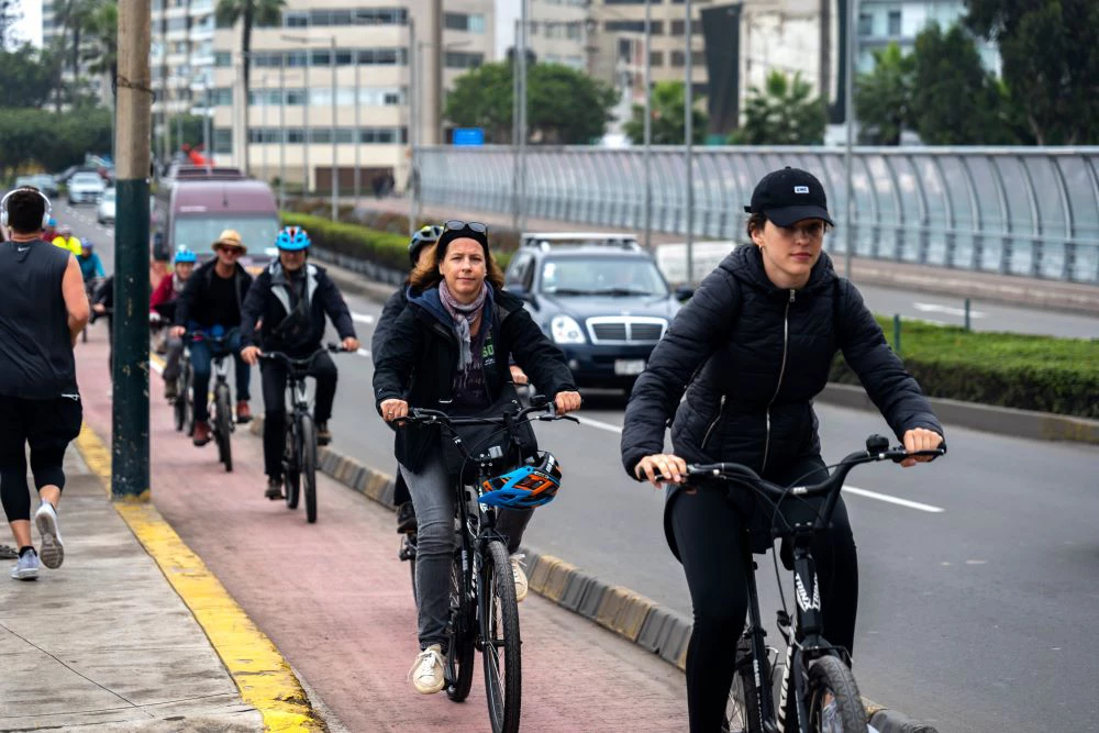 Ciclistas en Lima en un carril bici