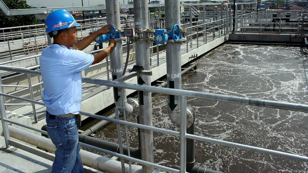 Danilo Pinzon World Bank 2011 Worker at waster water treatment facility Manila Phillippines