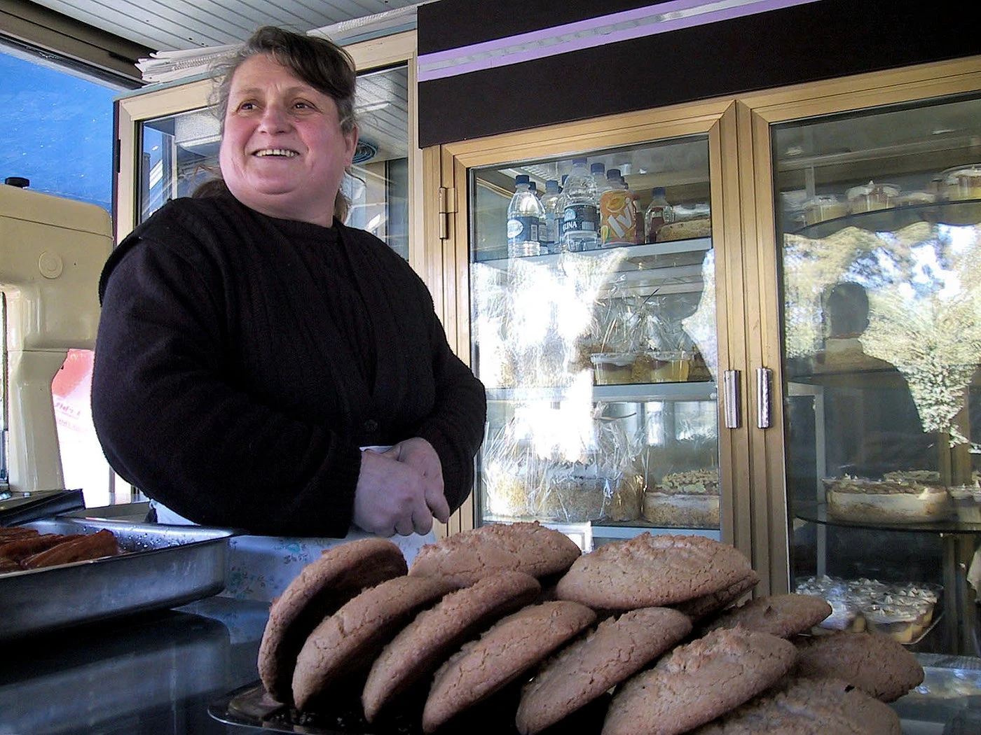  Una panadera en Elbasan (ciudad cerca de Tirana, Albania) vende un postre típico para un día de verano. © Gent Shkullaku/Banco Mundial