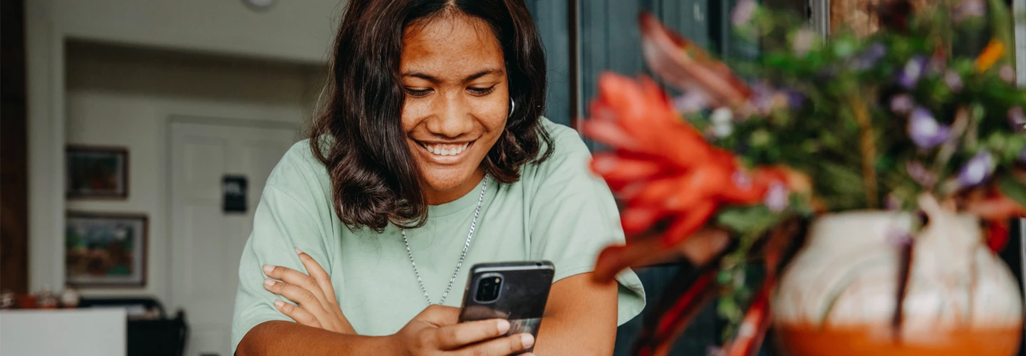 Une jeune fille utilisant un téléphone - Photo : Denisa Maňásková