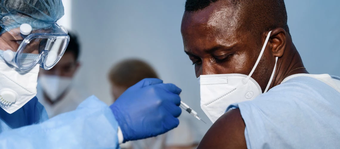 Une personne recevant une dose de vaccin. Photo : Shutterstock