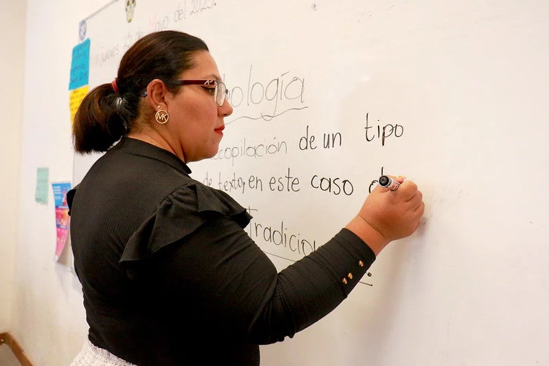 Docente escribiendo en la pizarra de una escuela primaria en Guanajuato, México.