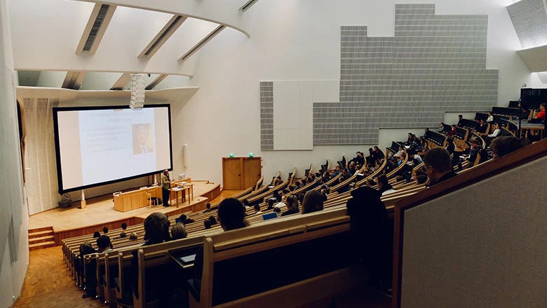 Students in a auditorium class. | © Dom Fou / Unsplash